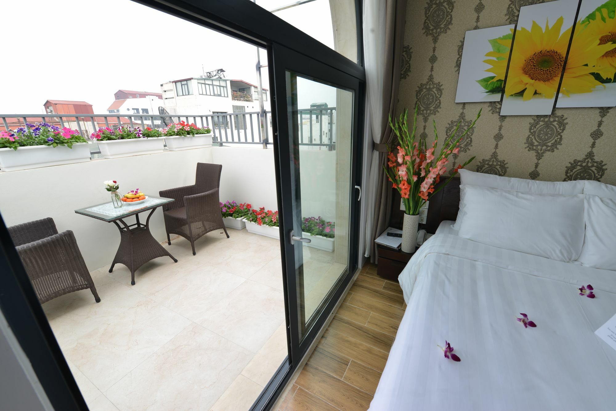 Bella Premier Hotel & Rooftop Skybar Hanoi Buitenkant foto